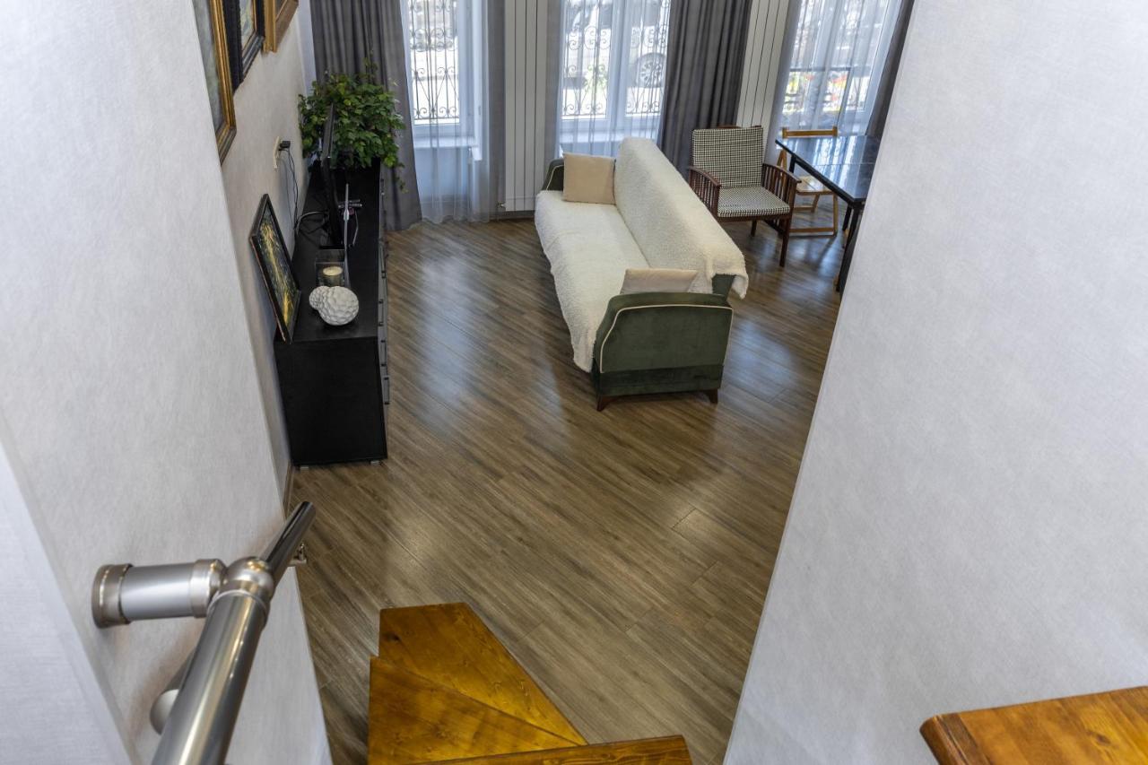 Old Town Italian Courtyard Apartment *