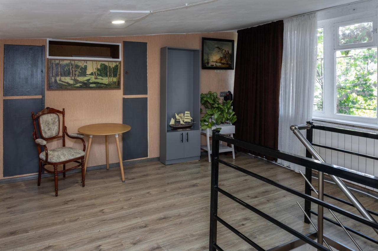 Old Town Italian Courtyard Apartment *